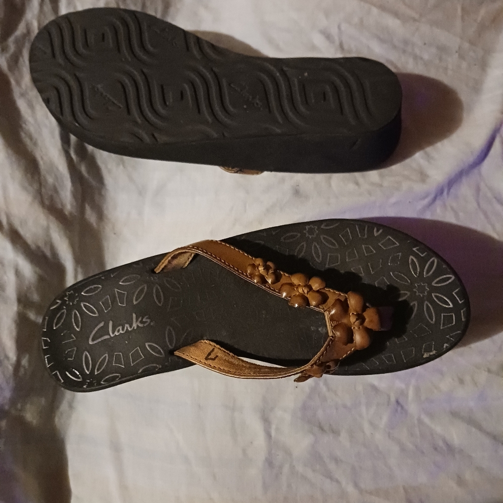 FREE WITH BUNDLE#Clarks Women's Brown Floral Sandals - Picture 2 of 2